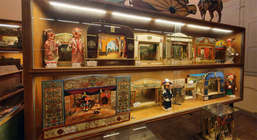 Collections of marionettes, puppets and theatres